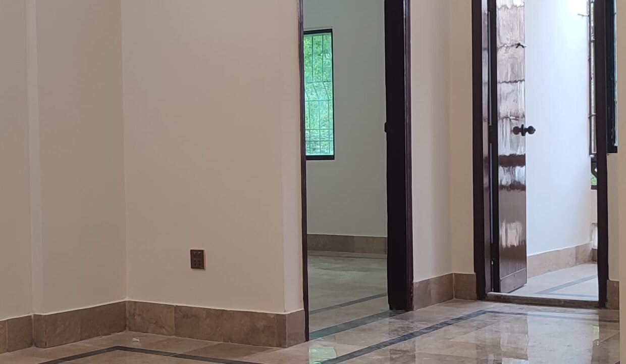 flat for sale Tariq Road .